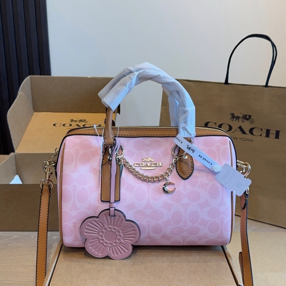 Pink crossbody bag. - Picture 1 of 6